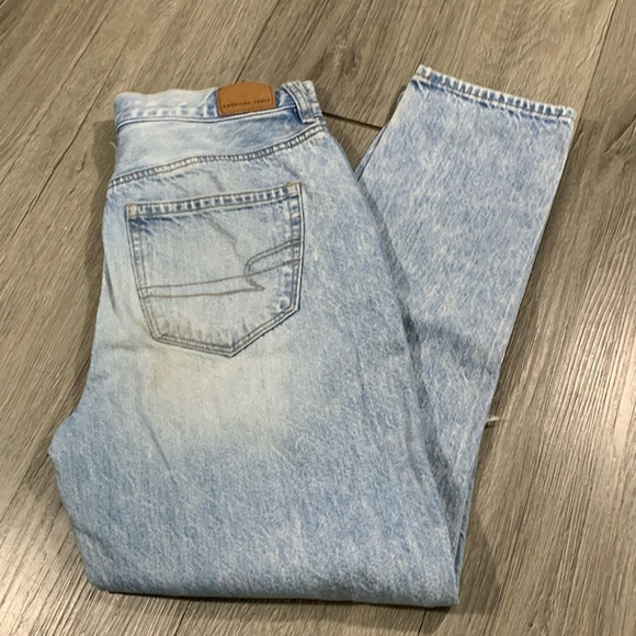 American Eagle “Mom Jean” Light Wash Distressed Busted Knee size 4Short - Picture 1 of 9